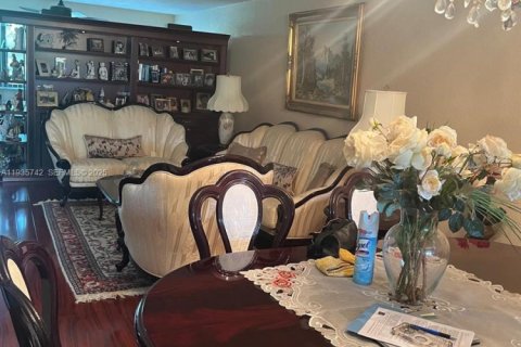 Condo in Sunrise, Florida, 2 bedrooms  № 1993873 - photo 9