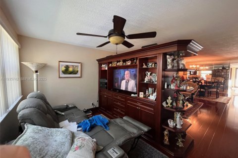 Condo in Sunrise, Florida, 2 bedrooms  № 1993873 - photo 19