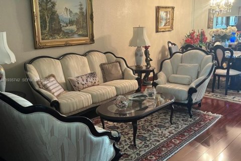 Condo in Sunrise, Florida, 2 bedrooms  № 1993873 - photo 11