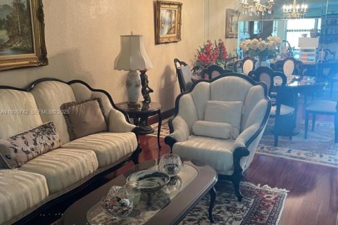 Condo in Sunrise, Florida, 2 bedrooms  № 1993873 - photo 12