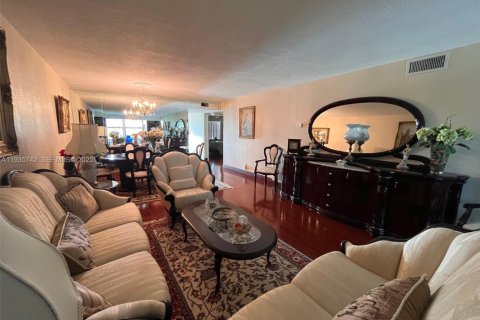 Condo in Sunrise, Florida, 2 bedrooms  № 1993873 - photo 13