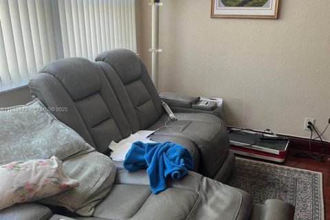 Condo in Sunrise, Florida, 2 bedrooms  № 1993873 - photo 17