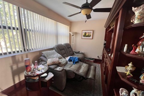 Condo in Sunrise, Florida, 2 bedrooms  № 1993873 - photo 18