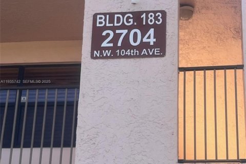 Condo in Sunrise, Florida, 2 bedrooms  № 1993873 - photo 1