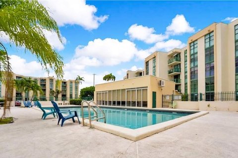 Condo in Miami, Florida, 2 bedrooms № 1957717 - photo 3