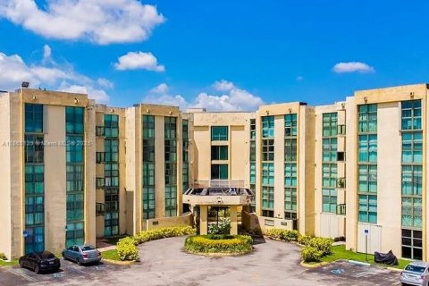 Condo in Miami, Florida, 2 bedrooms № 1957717 - photo 1