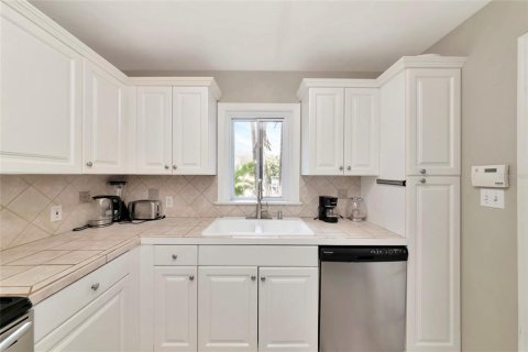 Villa ou maison à vendre à Sarasota, Floride: 2 chambres, 110.37 m2 № 2353512 - photo 3