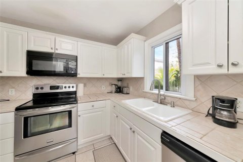 Villa ou maison à vendre à Sarasota, Floride: 2 chambres, 110.37 m2 № 2353512 - photo 5