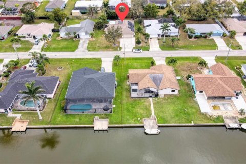 House in Cape Coral, Florida 4 bedrooms, 176.79 sq.m. № 2078806 - photo 24