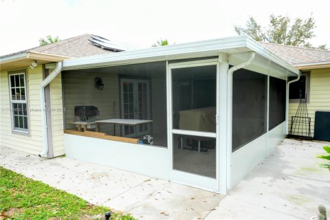 House in Cape Coral, Florida 4 bedrooms, 176.79 sq.m. № 2078806 - photo 20