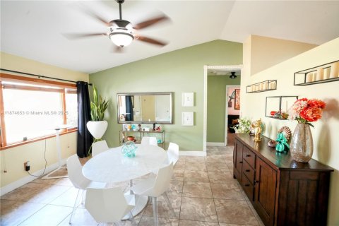 House in Cape Coral, Florida 4 bedrooms, 176.79 sq.m. № 2078806 - photo 2