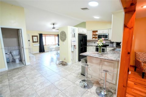House in Cape Coral, Florida 4 bedrooms, 176.79 sq.m. № 2078806 - photo 6