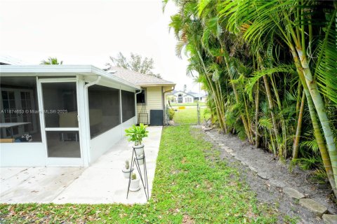 House in Cape Coral, Florida 4 bedrooms, 176.79 sq.m. № 2078806 - photo 19