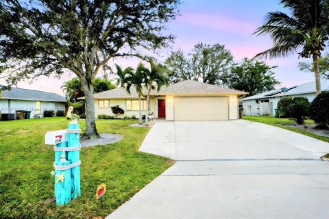 Villa ou maison à Cape Coral, Floride 4 chambres, 176.79 m2 № 2078806