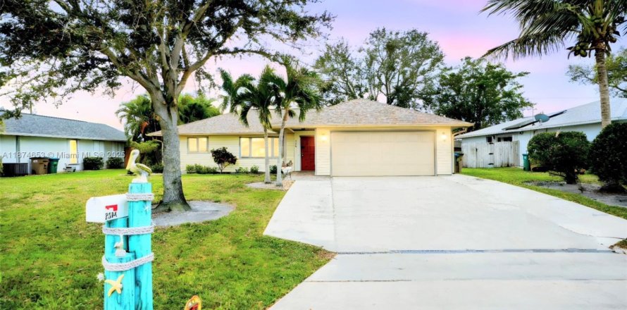 House in Cape Coral, Florida 4 bedrooms, 176.79 sq.m. № 2078806