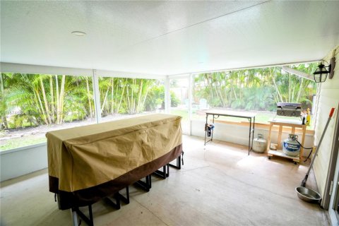 House in Cape Coral, Florida 4 bedrooms, 176.79 sq.m. № 2078806 - photo 21