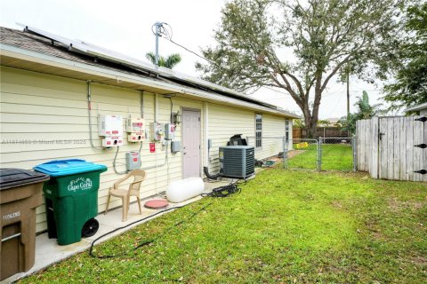 House in Cape Coral, Florida 4 bedrooms, 176.79 sq.m. № 2078806 - photo 22