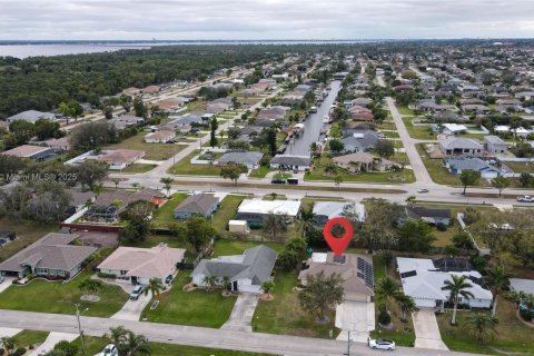 House in Cape Coral, Florida 4 bedrooms, 176.79 sq.m. № 2078806 - photo 25