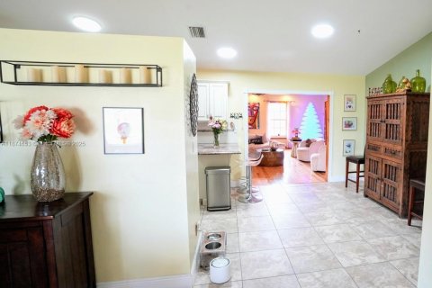 House in Cape Coral, Florida 4 bedrooms, 176.79 sq.m. № 2078806 - photo 3