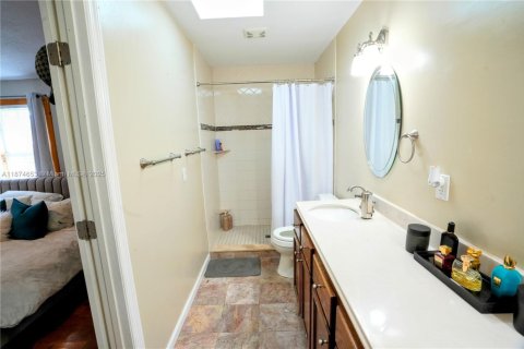 House in Cape Coral, Florida 4 bedrooms, 176.79 sq.m. № 2078806 - photo 10