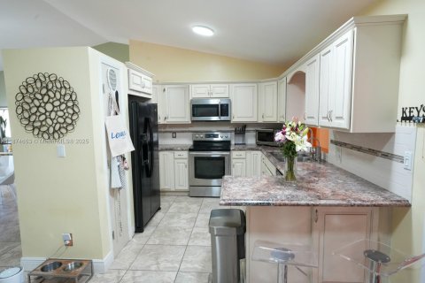 House in Cape Coral, Florida 4 bedrooms, 176.79 sq.m. № 2078806 - photo 5