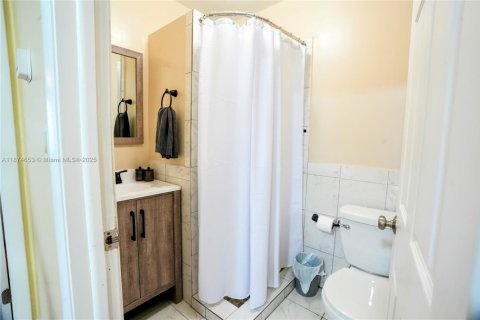 House in Cape Coral, Florida 4 bedrooms, 176.79 sq.m. № 2078806 - photo 14