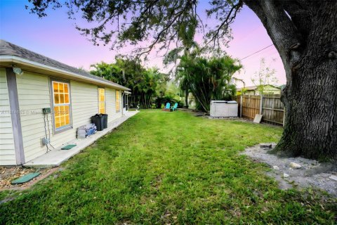 House in Cape Coral, Florida 4 bedrooms, 176.79 sq.m. № 2078806 - photo 16