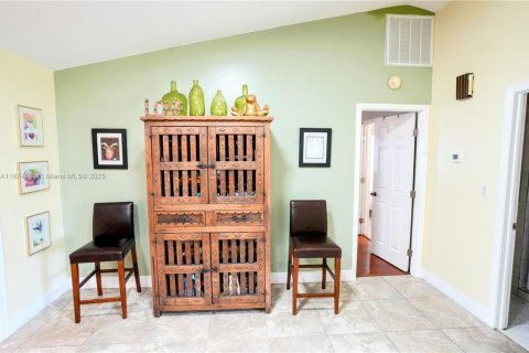 House in Cape Coral, Florida 4 bedrooms, 176.79 sq.m. № 2078806 - photo 4