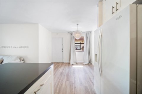 Condo in Miami Gardens, Florida, 2 bedrooms  № 1892798 - photo 10