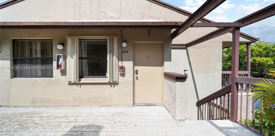 Condo in Miami Gardens, Florida, 2 bedrooms  № 1892798