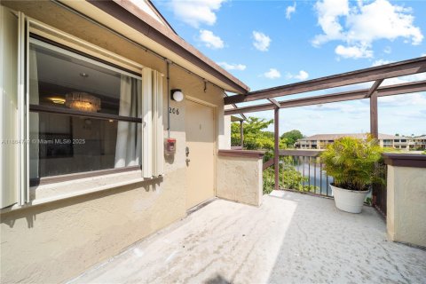 Condo in Miami Gardens, Florida, 2 bedrooms  № 1892798 - photo 2
