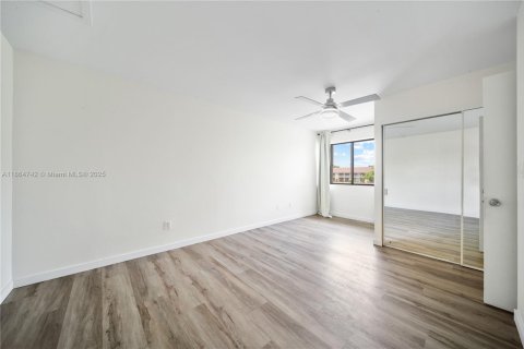 Condo in Miami Gardens, Florida, 2 bedrooms  № 1892798 - photo 16