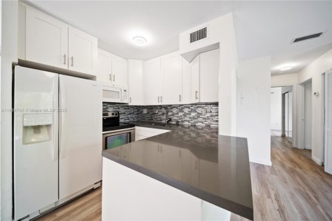 Condo in Miami Gardens, Florida, 2 bedrooms  № 1892798 - photo 11