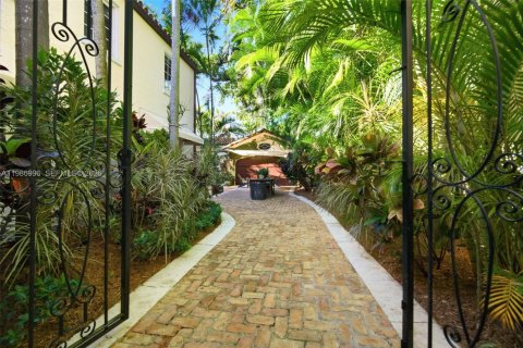 Купить виллу или дом в Корал-Гейблс, Флорида 4 спальни, 248.42м2, № 2049089 - фото 10