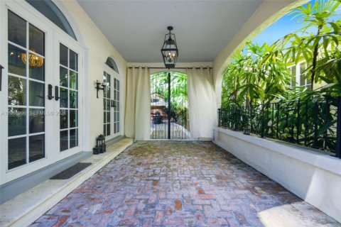 Купить виллу или дом в Корал-Гейблс, Флорида 4 спальни, 248.42м2, № 2049089 - фото 15