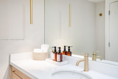 Condo in Miami Beach, Florida № 2169350 - photo 13
