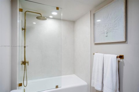 Condo in Miami Beach, Florida № 2169350 - photo 12