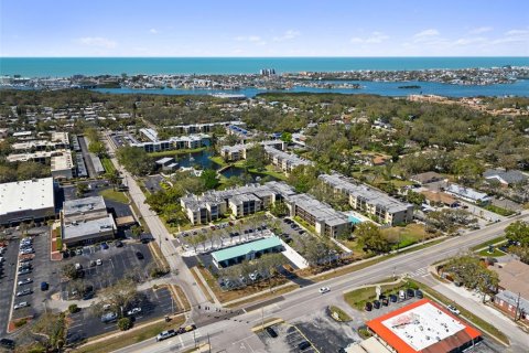 Condo in Largo, Florida, 2 bedrooms  № 2376866 - photo 17
