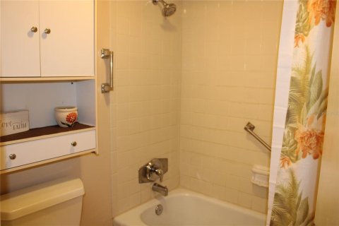 Condo in Largo, Florida, 2 bedrooms  № 2376866 - photo 12