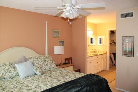 Condo in Largo, Florida, 2 bedrooms  № 2376866 - photo 9