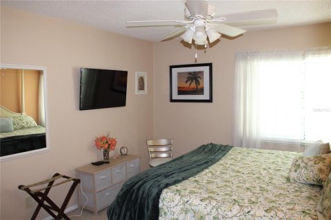 Condo in Largo, Florida, 2 bedrooms  № 2376866 - photo 10