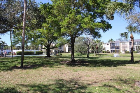 Condo in Largo, Florida, 2 bedrooms  № 2376866 - photo 18