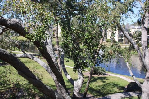 Condo in Largo, Florida, 2 bedrooms  № 2376866 - photo 2