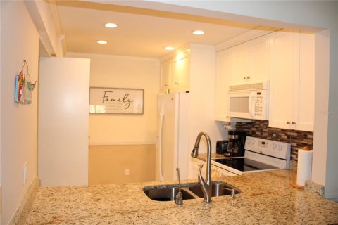 Condo in Largo, Florida, 2 bedrooms  № 2376866 - photo 7