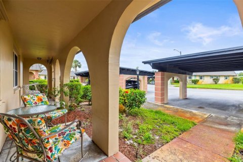 Condo in New Port Richey, Florida, 1 bedroom  № 1679920 - photo 12