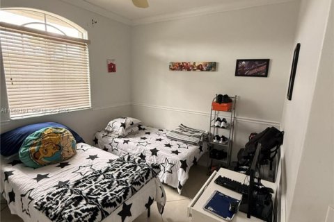 Casa en venta en Miami, Florida, 3 dormitorios, 138.05 m2 № 2031222 - foto 4