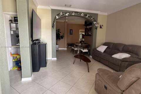 Casa en venta en Miami, Florida, 3 dormitorios, 138.05 m2 № 2031222 - foto 2