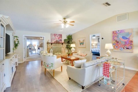 House in Edgewater, Florida 4 bedrooms, 156.08 sq.m. № 2239772 - photo 6
