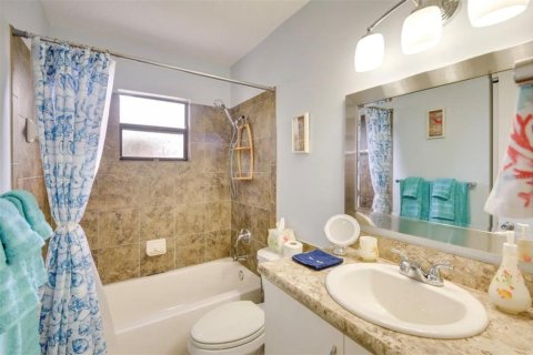 House in Edgewater, Florida 4 bedrooms, 156.08 sq.m. № 2239772 - photo 22