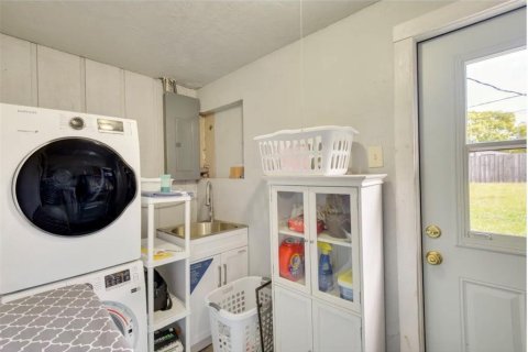House in Edgewater, Florida 4 bedrooms, 156.08 sq.m. № 2239772 - photo 25